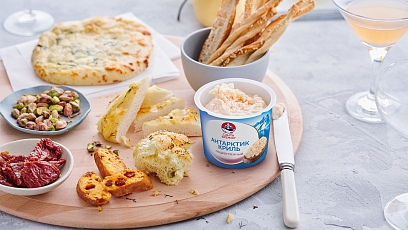  Grissini and focaccia with krill spread